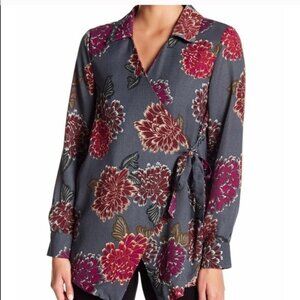 Emelia Carnation Floral Wrap Blouse in Gray Size L